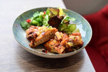 Gochujang Tavuk Kanatları ve Baharatlı Renkli Salata