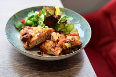 Gochujang Tavuk Kanatları ve Baharatlı Renkli Salata