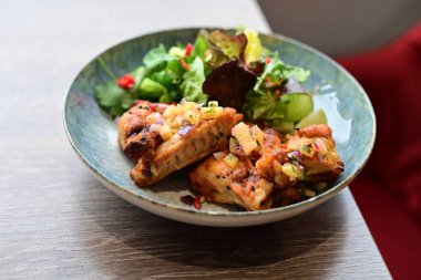 Gochujang Tavuk Kanatları ve Baharatlı Renkli Salata