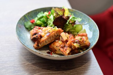 Gochujang Tavuk Kanatları ve Baharatlı Renkli Salata