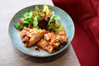 Gochujang Tavuk Kanatları ve Baharatlı Renkli Salata