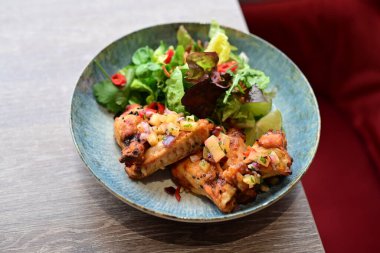 Baharatlı Renkli Salata Sokağı Yemek Tarzı Gochujang Tavuk Kanatları