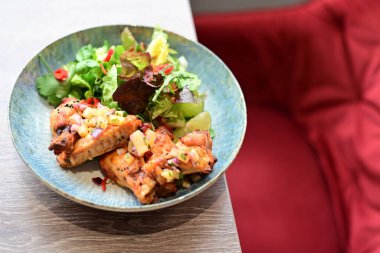 Baharatlı Renkli Salata Sokağı Yemek Tarzı Gochujang Tavuk Kanatları