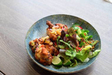 Baharatlı Renkli Salata Sokağı Yemek Tarzı Gochujang Tavuk Kanatları