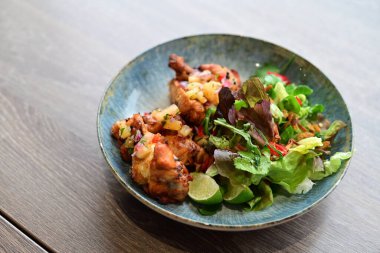 Baharatlı Renkli Salata Sokağı Yemek Tarzı Gochujang Tavuk Kanatları