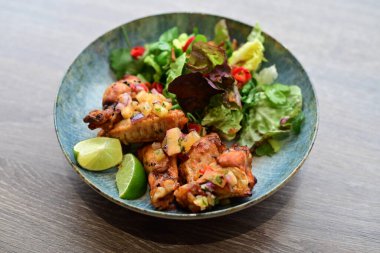 Baharatlı Renkli Salata Sokağı Yemek Tarzı Gochujang Tavuk Kanatları