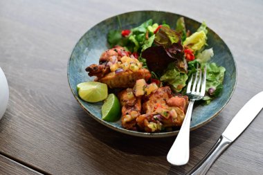 Baharatlı Renkli Salata Sokağı Yemek Tarzı Gochujang Tavuk Kanatları