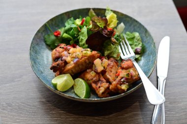 Baharatlı Renkli Salata Sokağı Yemek Tarzı Gochujang Tavuk Kanatları