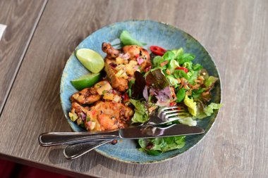 Sebzeli ve baharatlı kızarmış tavuk.