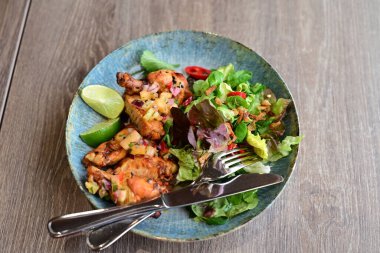 Sebze ve baharatlı kızarmış tavuk.