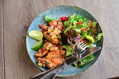 Tayland tavuğu ve baharatlı salata.