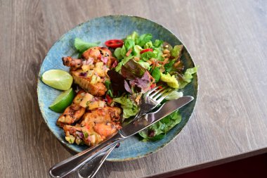 Tavuklu, domatesli, soğanlı ve otlu sağlıklı bir salata.