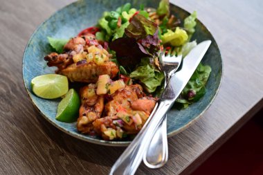 Masanın üzerine sebzeli ızgara tavuk