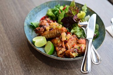 Sebze ve soslu ızgara balık.