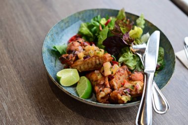 Sebze ve soslu kızarmış tavuk.