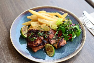 Sebze ve soslu kızarmış balık.