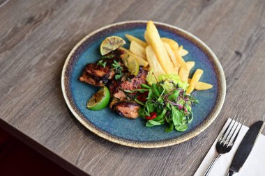 Sebzeli tavuk biftek.