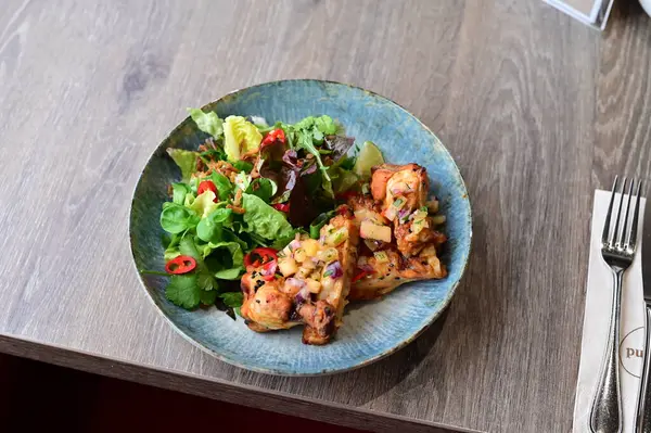 Sebzeli kızarmış tavuk.