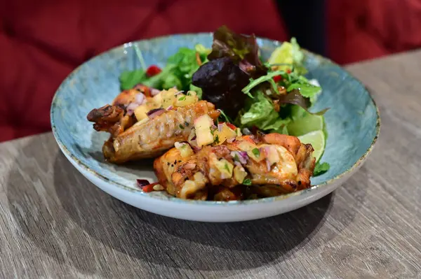 Gochujang Tavuk Kanatları ve Baharatlı Renkli Salata