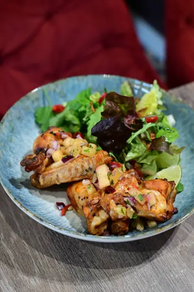 Gochujang Tavuk Kanatları ve Baharatlı Renkli Salata