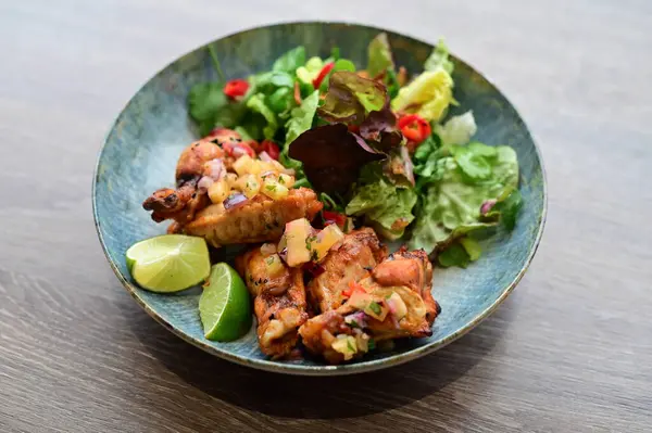 Baharatlı Renkli Salata Sokağı Yemek Tarzı Gochujang Tavuk Kanatları
