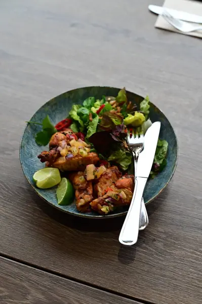 Baharatlı Renkli Salata Sokağı Yemek Tarzı Gochujang Tavuk Kanatları