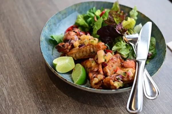 Beyaz tabakta sebzeli kızarmış tavuk..