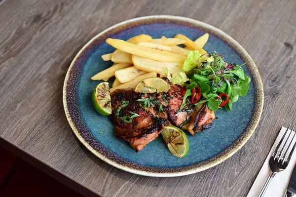 Patates kızartmalı biftek.