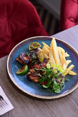 Kızarmış tavuğun mutfak fotoğrafı.