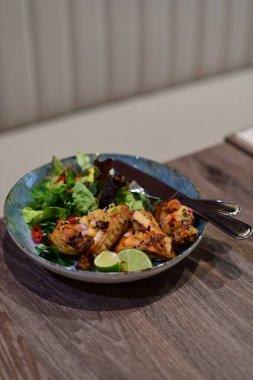 Baharatlı Renkli Salata ve Ananaslı Salsa Salsa tarzı Tavuk Kanatları