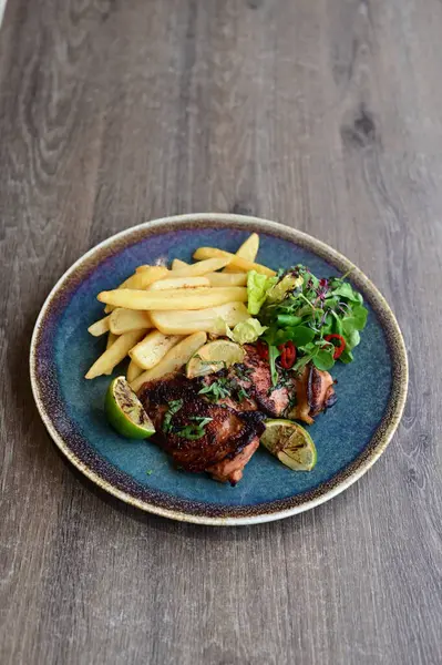 Kızarmış et, patates, sebze ve patates kızartması..