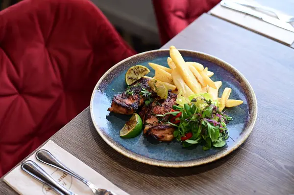 Lezzetli ızgara biftek ve patates kızartması.