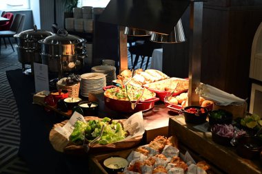 Çeşitli atıştırmalıklarla dolu açık büfe.