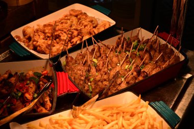 Kızarmış tavuk kanadı ve sos