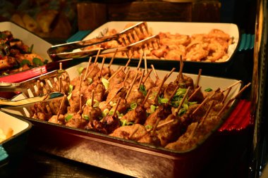 Masada lezzetli yemekler var.