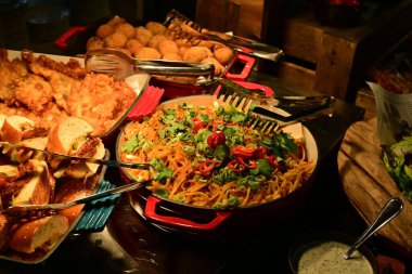 Lezzetli yemeklerin yakın plan çekimi.