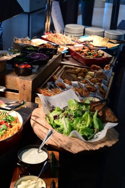 Yemek ve içeceklerle dolu bir büfe.