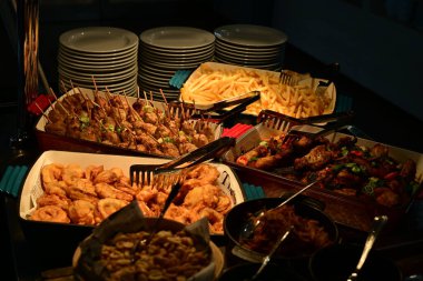 Lezzetli ve lezzetli yemekler masada.