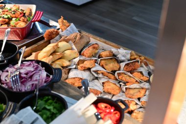 Bu etkinlikte yemek servisi.