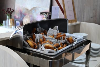 Kahve makineli kruvasanlar. Kahvaltı için Fransız kruvasanı. Otelde Fransız kruvasanı. Otelde kahvaltı