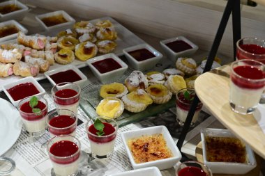 Meyveli lezzetli kekler.