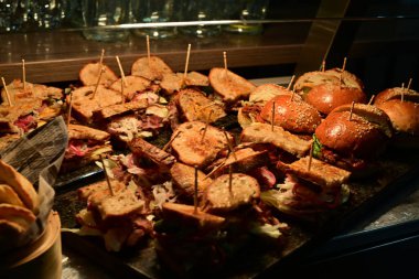 lezzetli yemek masasında