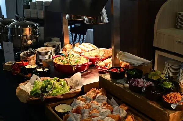 Yemek büfesi otelde.