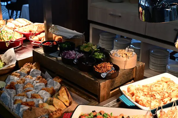 Restoranda çeşit çeşit yemek var.