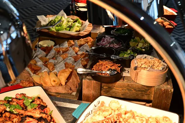 masaya yiyecek açık büfe