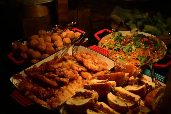 Lezzetli yemeklerin yakın plan çekimi.