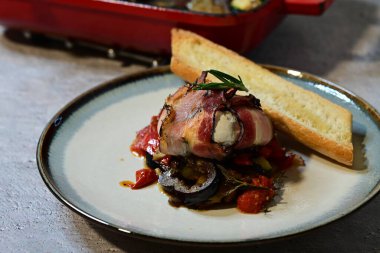 Sebze ve soslu ızgara biftek..