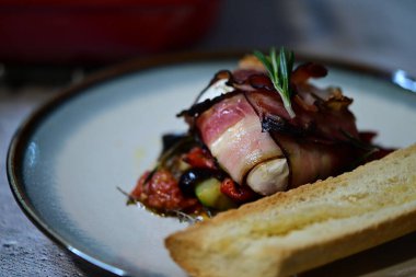 Bir parça et beyaz bir plaka üzerinde