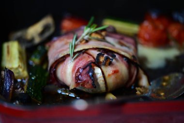 Baharatlı ve sebzeli ızgara tavuk.