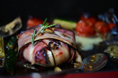 Domuz pastırması ve sebze ve baharatla sarılmış peynir.